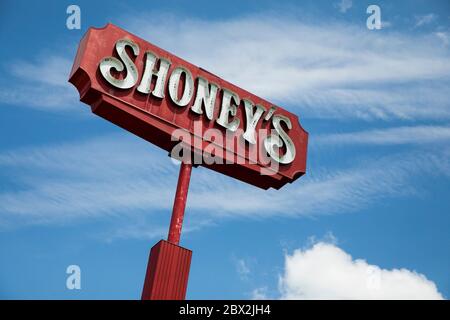 Un logo à l'extérieur d'un restaurant Shoney's situé à Sutton, Virginie-Occidentale, le 29 mai 2020. Banque D'Images