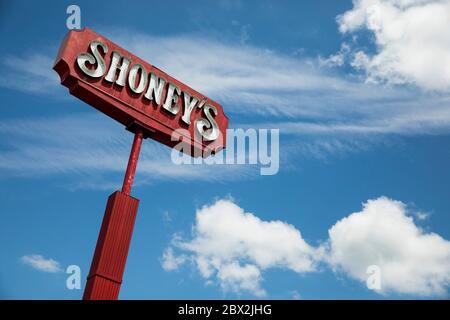 Un logo à l'extérieur d'un restaurant Shoney's situé à Sutton, Virginie-Occidentale, le 29 mai 2020. Banque D'Images