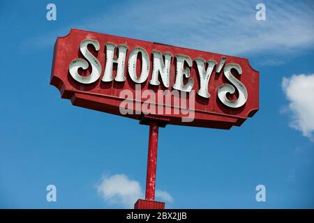 Un logo à l'extérieur d'un restaurant Shoney's situé à Sutton, Virginie-Occidentale, le 29 mai 2020. Banque D'Images