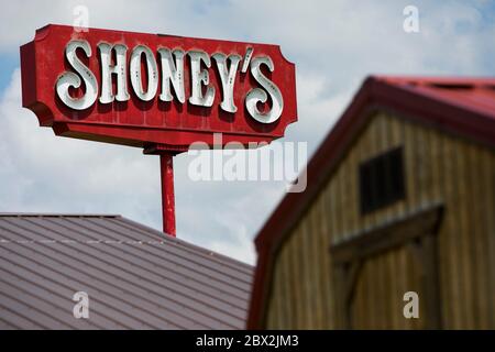 Un logo à l'extérieur d'un restaurant Shoney's situé à Sutton, Virginie-Occidentale, le 29 mai 2020. Banque D'Images