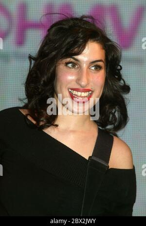 20-year-old Brit-prête-nom Amy Winehouse d'effectuer un set acoustique de HMV recordshop 15 Jan 2004 à Londres Banque D'Images