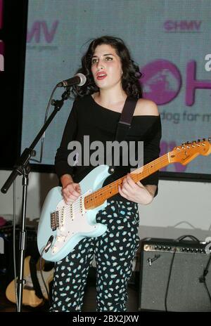 20-year-old Brit-prête-nom Amy Winehouse d'effectuer un set acoustique de HMV recordshop 15 Jan 2004 à Londres Banque D'Images