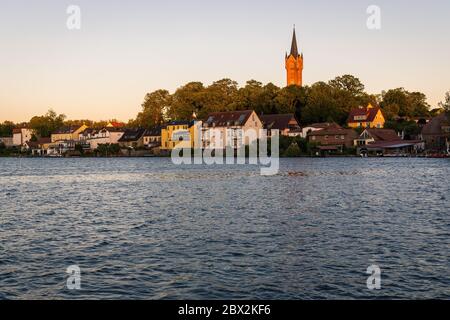 Vue sur le lac Feldberger Haussee dans le Lake District Banque D'Images