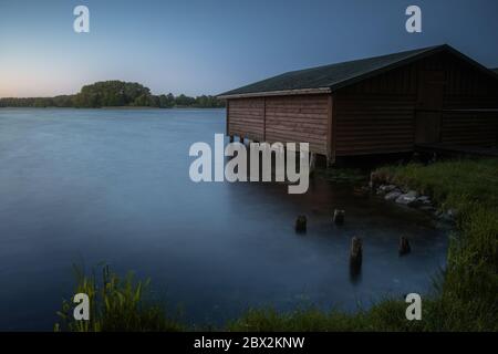 Boathouse au bord du lac Haussee dans le quartier du lac Feldberger Banque D'Images