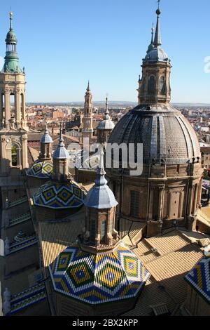 Vue sur le toit de la basilique notre-Dame du pilier avec Dômes décorés Saragosse Aragon Espagne Banque D'Images