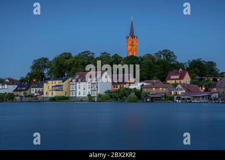 Vue sur le lac Feldberger Haussee dans le Lake District Banque D'Images