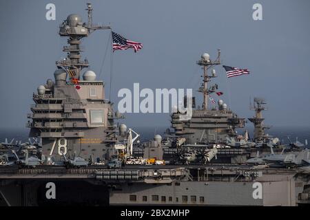 Océan Atlantique, États-Unis. 04e juin 2020. Le porte-avions USS Gerald R. Ford de la Marine américaine a quitté le navire et le porte-avions USS Harry S. Truman de la classe Nimitz a commencé ensemble le 4 juin 2020 dans l'océan Atlantique. C'est la première fois qu'un porte-avions de classe Ford et un porte-avions de classe Nimitz opéraient ensemble. Crédit : MC2 Ruben Reed/États-Unis Navy/Alay Live News Banque D'Images