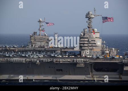 Océan Atlantique, États-Unis. 04e juin 2020. Le porte-avions USS Gerald R. Ford de la Marine américaine, à droite, et le porte-avions USS Harry S. Truman de la classe Nimitz, sont en cours ensemble le 4 juin 2020 dans l'océan Atlantique. C'est la première fois qu'un porte-avions de classe Ford et un porte-avions de classe Nimitz opéraient ensemble. Crédit : MC2 Ruben Reed/États-Unis Navy/Alay Live News Banque D'Images