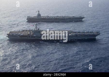 Océan Atlantique, États-Unis. 04e juin 2020. Le porte-avions USS Gerald R. Ford de la Marine américaine, front, et le porte-avions USS Harry S. Truman de la classe Nimitz, sont en cours ensemble le 4 juin 2020 dans l'océan Atlantique. C'est la première fois qu'un porte-avions de classe Ford et un porte-avions de classe Nimitz opéraient ensemble. Crédit : MC2 Ruben Reed/États-Unis Navy/Alay Live News Banque D'Images