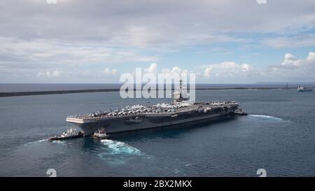 APRA Harbour, États-Unis. 04e juin 2020. Le porte-avions USS Theodore Roosevelt de la Marine américaine de Nimitz est remorqué en eau profonde par des remorqueurs qui partent à la base navale de Guam le 4 juin 2020 à Apra Harbour, à Guam. Le navire a terminé les qualifications de transporteur en cours après une quarantaine d'équipage infecté par le COVID et est maintenant prêt à poursuivre le déploiement à la 7e flotte. Crédit : MC2 Kelsey Hockenberger/États-Unis Navy/Alay Live News Banque D'Images