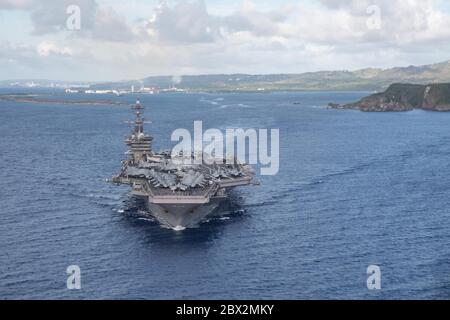 APRA Harbour, États-Unis. 04e juin 2020. Le porte-avions USS Theodore Roosevelt de la Marine américaine de Nimitz part en eau profonde à la base navale de Guam le 4 juin 2020 à Apra Harbour, à Guam. Le navire a terminé les qualifications de transporteur en cours après une quarantaine d'équipage infecté par le COVID et est maintenant prêt à poursuivre le déploiement à la 7e flotte. Crédit : MCS Kaylianna Genier/États-Unis Navy/Alay Live News Banque D'Images