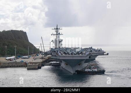 APRA Harbour, États-Unis. 04e juin 2020. Le porte-avions USS Theodore Roosevelt de la Marine américaine de Nimitz est remorqué en eau profonde par des remorqueurs qui partent à la base navale de Guam le 4 juin 2020 à Apra Harbour, à Guam. Le navire a terminé les qualifications de transporteur en cours après une quarantaine d'équipage infecté par le COVID et est maintenant prêt à poursuivre le déploiement à la 7e flotte. Crédit : MC2 Kelsey Hockenberger/États-Unis Navy/Alay Live News Banque D'Images