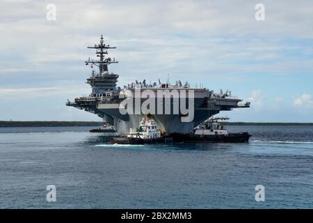 APRA Harbour, États-Unis. 04e juin 2020. Le porte-avions USS Theodore Roosevelt de la Marine américaine de Nimitz est remorqué en eau profonde par des remorqueurs qui partent à la base navale de Guam le 4 juin 2020 à Apra Harbour, à Guam. Le navire a terminé les qualifications de transporteur en cours après une quarantaine d'équipage infecté par le COVID et est maintenant prêt à poursuivre le déploiement à la 7e flotte. Crédit : MC2 Kelsey Hockenberger/États-Unis Navy/Alay Live News Banque D'Images