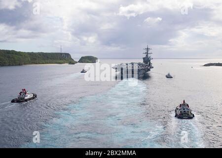 APRA Harbour, États-Unis. 04e juin 2020. Le porte-avions USS Theodore Roosevelt de la Marine américaine de Nimitz part en eau profonde à la base navale de Guam le 4 juin 2020 à Apra Harbour, à Guam. Le navire a terminé les qualifications de transporteur en cours après une quarantaine d'équipage infecté par le COVID et est maintenant prêt à poursuivre le déploiement à la 7e flotte. Crédit : MCS Kaylianna Genier/États-Unis Navy/Alay Live News Banque D'Images