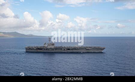 APRA Harbour, États-Unis. 04e juin 2020. Le porte-avions USS Theodore Roosevelt de la Marine américaine de Nimitz part en eau profonde à la base navale de Guam le 4 juin 2020 à Apra Harbour, à Guam. Le navire a terminé les qualifications de transporteur en cours après une quarantaine d'équipage infecté par le COVID et est maintenant prêt à poursuivre le déploiement à la 7e flotte. Crédit : MCS Kaylianna Genier/États-Unis Navy/Alay Live News Banque D'Images