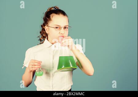 Étude de l'enfant bilogy leçon. petite fille intelligente avec ballon d'essai. l'éducation et la connaissance. science research en laboratoire. Petite fille de l'école. retour à l'école. Certain scientifique. Notre but est de trouver le remède. Banque D'Images