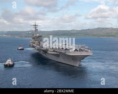 APRA Harbour, États-Unis. 04e juin 2020. Le porte-avions USS Theodore Roosevelt de la Marine américaine de Nimitz part en eau profonde à la base navale de Guam le 4 juin 2020 à Apra Harbour, à Guam. Le navire a terminé les qualifications de transporteur en cours après une quarantaine d'équipage infecté par le COVID et est maintenant prêt à poursuivre le déploiement à la 7e flotte. Crédit : MCS Kaylianna Genier/États-Unis Navy/Alay Live News Banque D'Images