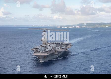 APRA Harbour, États-Unis. 04e juin 2020. Le porte-avions USS Theodore Roosevelt de la Marine américaine de Nimitz part en eau profonde à la base navale de Guam le 4 juin 2020 à Apra Harbour, à Guam. Le navire a terminé les qualifications de transporteur en cours après une quarantaine d'équipage infecté par le COVID et est maintenant prêt à poursuivre le déploiement à la 7e flotte. Crédit : MCS Kaylianna Genier/États-Unis Navy/Alay Live News Banque D'Images