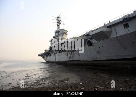 Chantier naval de Darukhana, Mumbai, Inde – INS Vikrant démantèlement avec ferraille et ouvriers en arrière-plan Banque D'Images