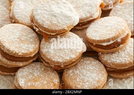 Alfajores: Biscuits péruviens traditionnels remplis de caramel et de poussière de sucre blanc sur le dessus. Banque D'Images