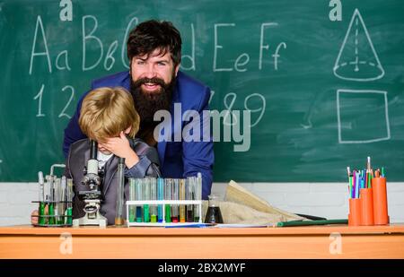 La biodiversité que nous devrions conserver. Chimie et biologie physique. Fils et père à l'école. Flacon à la main du scientifique avec tubes à essai. Sagesse. Retour à l'école. Petit garçon avec professeur. Banque D'Images