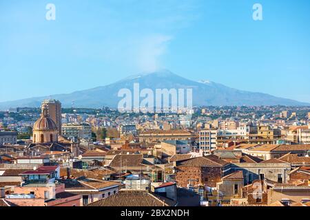 Toits de la vieille ville de Catane et volcan de l'Etna, Sicile, Italie Banque D'Images