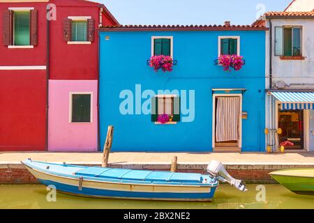 Canal avec des bateaux et des maisons colorées dans l'île de Burano à Venise, Italie - paysage urbain italien Banque D'Images