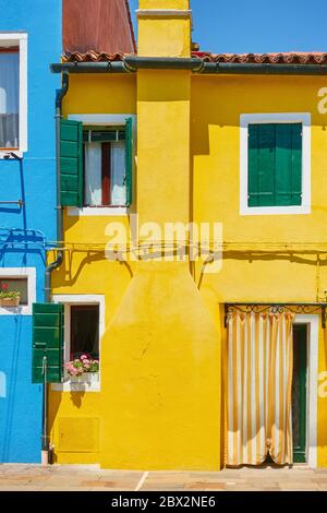 Maisons aux couleurs vives contrastées à Burano à Venise, Italie - architecture italienne Banque D'Images