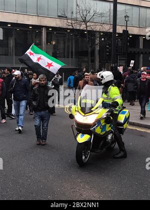 Londres, Royaume-Uni - 17 décembre 2016 : moto de la police britannique escortant une marche de protestation syrienne/manifestation à Londres Banque D'Images