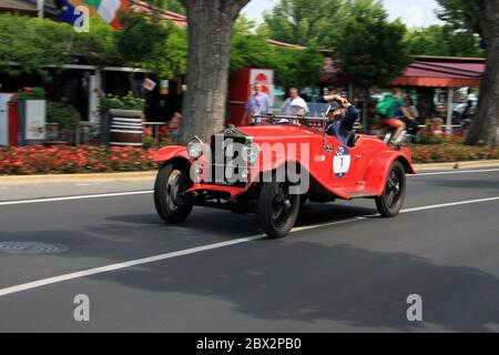 Rovato/Italie - 21 mai 2017 : une voiture de sport classique participe à la première étape de la mille Miglia en Italie Banque D'Images