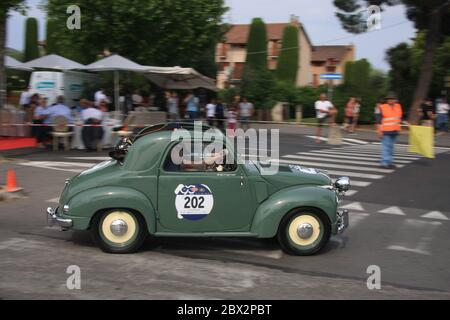Sirmione/Italie - 18 mai 2017 : course de mille Miglia à travers Sirmione, voiture classique du lac de Garde Banque D'Images