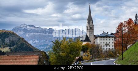 Scène des Dolomites alpins d'automne, Sudtirol, Italie. Village paisible et vieille église vue de la route, Localita Soraru, Livinallongo del Col di Lana, Belluno Banque D'Images