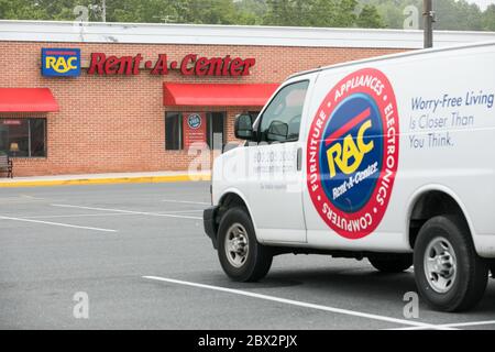 Un logo à l'extérieur d'un magasin Rent-A-Center à Seaford, Delaware, le 25 mai 2020. Banque D'Images