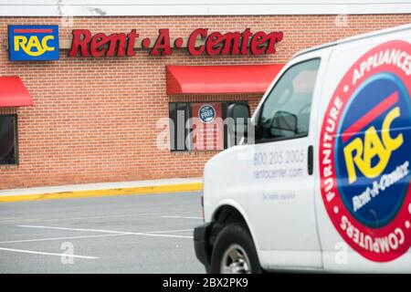 Un logo à l'extérieur d'un magasin Rent-A-Center à Seaford, Delaware, le 25 mai 2020. Banque D'Images