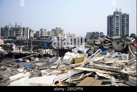 Mumbai, Inde - les toits de déchets de taudis de Dharavi avec des déchets de plastique et des ordures sur les logements de vie de taudis construits à la main, au milieu de la ville Banque D'Images