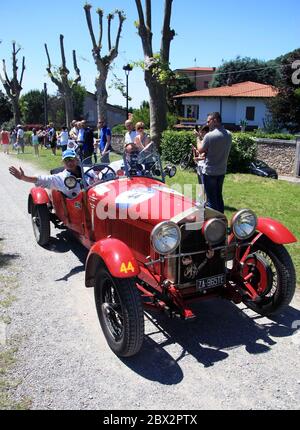 Rovato/Italie - 21 mai 2017 : voitures classiques arrivant sur la dernière étape de la mille Miglia en Italie Banque D'Images