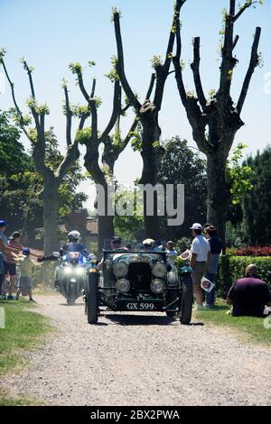 Rovato/Italie - 21 mai 2017 : voitures classiques arrivant sur la dernière étape de la mille Miglia en Italie Banque D'Images