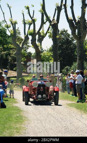 Rovato/Italie - 21 mai 2017 : voitures classiques arrivant sur la dernière étape de la mille Miglia en Italie Banque D'Images