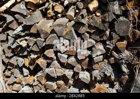 Bois de chauffage gris sale vieux rotten empilé, stocks. La photo a été prise par temps ensoleillé, dans un cadre lumineux Banque D'Images