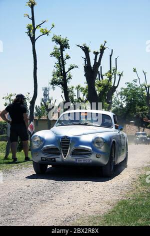 Rovato/Italie - 21 mai 2017 : Alfa Romeo classique arrivant sur la dernière étape de la mille Miglia en Italie Banque D'Images