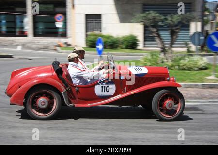 Rovato/Italie - 21 mai 2017 : une voiture de sport classique participe à la première étape de la mille Miglia en Italie Banque D'Images