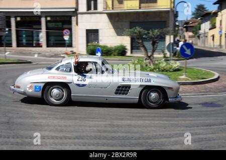 Rovato/Italie - 21 mai 2017 : une voiture de charité Mercedes SLS classique qui participe à la mille Miglia Banque D'Images