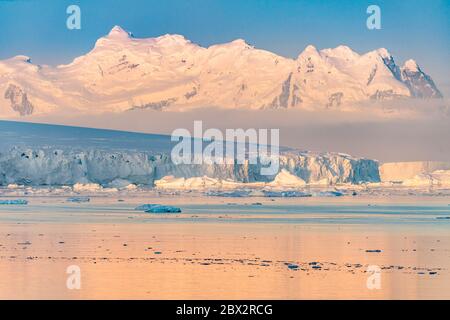 Antarctique, Océan Austral, Péninsule Antarctique, Graham Land, Andvord Bay, Port de Néko, icebergs et glaciers au lever du soleil dans le détroit de Gerlache Banque D'Images