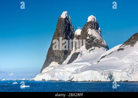 Antarctique, Océan Austral, Péninsule Antarctique, Graham Land, Lemare Channel, les Tétons de una, deux sommets remarquables à l'entrée du chenal, en référence à un secrétaire de la bas (British Antarctic Survey) dont la poitrine rêvait dans ses latitudes, même si Said una était loin, Au Royaume-Uni (altitude 747 m) Banque D'Images