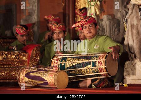 Indonésie, Bali, Sud, Ubud, représentation de la danse traditionnelle hindoue Legong, homme jouant le tambour Banque D'Images