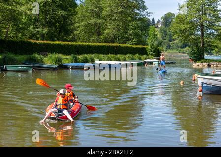 France, Savoie (73), forêt savoyard, lac Aiguebelette, enfants revenant au port après une excursion en kayak Banque D'Images