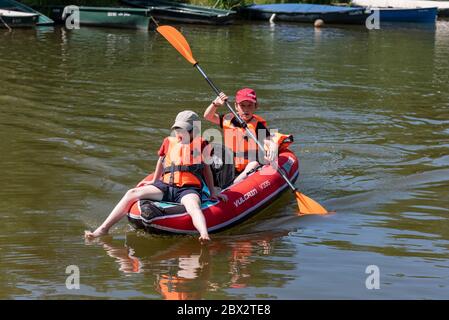 France, Savoie (73), forêt savoyard, lac Aiguebelette, enfants revenant au port après une excursion en kayak Banque D'Images