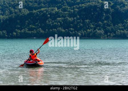 France, Savoie (73), Savoyard foreland, Lac Aiguebelette, enfants en kayak Banque D'Images