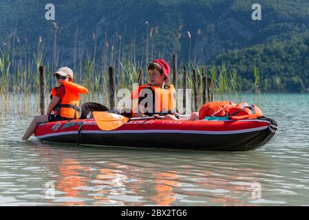 France, Savoie (73), Savoyard foreland, Lac Aiguebelette, enfants en kayak Banque D'Images