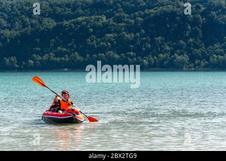 France, Savoie (73), Savoyard foreland, Lac Aiguebelette, enfants en kayak Banque D'Images